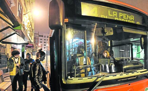 Una usuaria de Bilbobus monta en un 'gautxori' en el centro de la capital vizcaína.