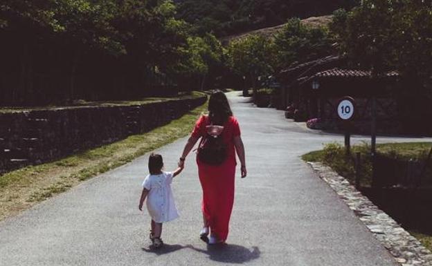 Paula pasea, en plena naturaleza, con su pequeña India. 