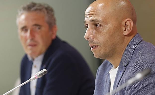 Villacampa junto a Joseba Agirre, ahora director deportivo, quien le ha cedido el puesto en el banquillo. 