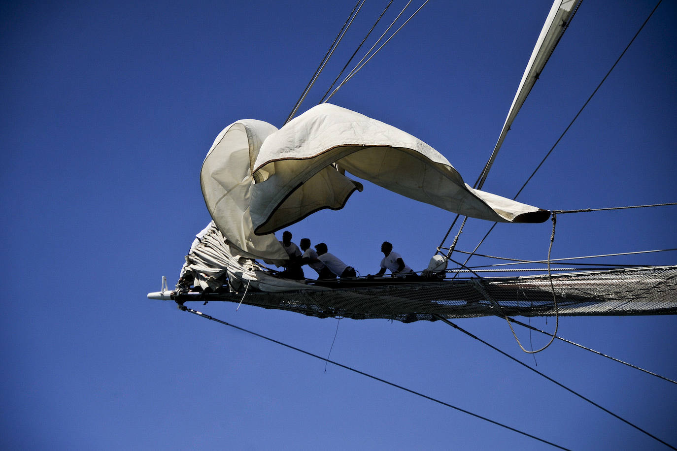 Varios miembros del buque 'Juan Sebastián Elcano', trabajando. 