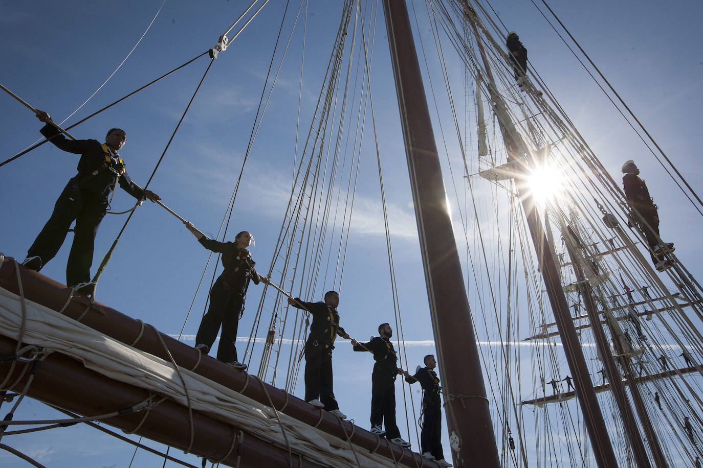 12/03/2017 - El buque escuela 'Juan Sebastián Elcano' inicia el crucero de instrucción con 76 alumnos que ahondarán en su formación marinera y militar. 