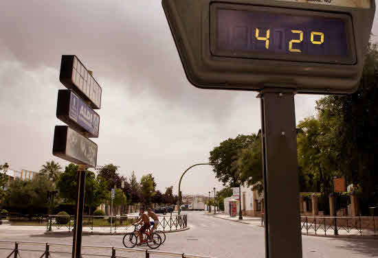 Un termómetro en Écija (Sevilla) marca 42 grados en las calles de la localidad. 