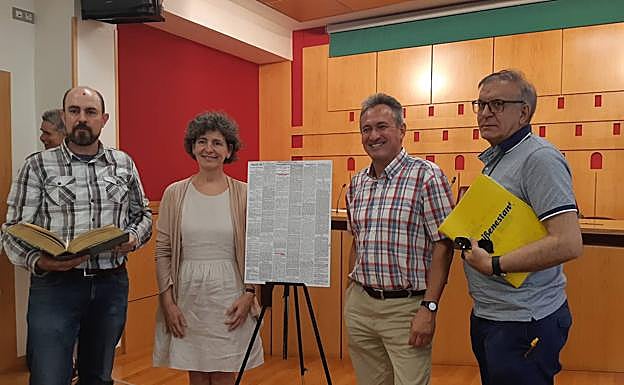 Javier López de Luzuriaga, concejal del Ayuntamiento de Campezo, Ana Oregi, concejala de Territorio y Acción por el Clima, el escritor Ramón Jiménez Fraile y el historiador Patxi Viana.