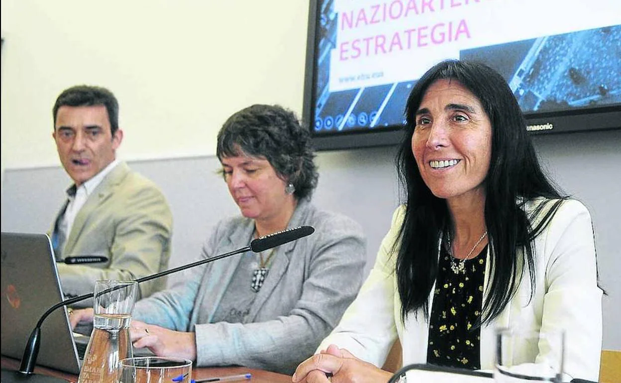 Nekane Balluerka, a la derecha, apuesta por consolidar la red latinoamericana de posgrados. 