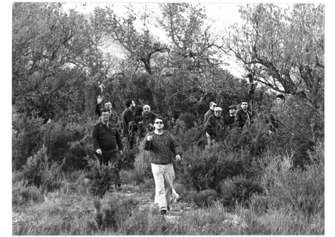 Dos antropólogos forenses examinan cuatro pequeños huesos para determinar si pertenecen a una de las niñas asesinadas en 1992