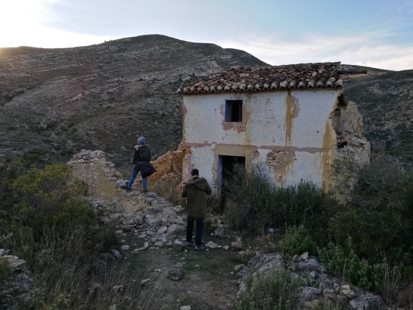 Dos antropólogos forenses examinan cuatro pequeños huesos para determinar si pertenecen a una de las niñas asesinadas en 1992
