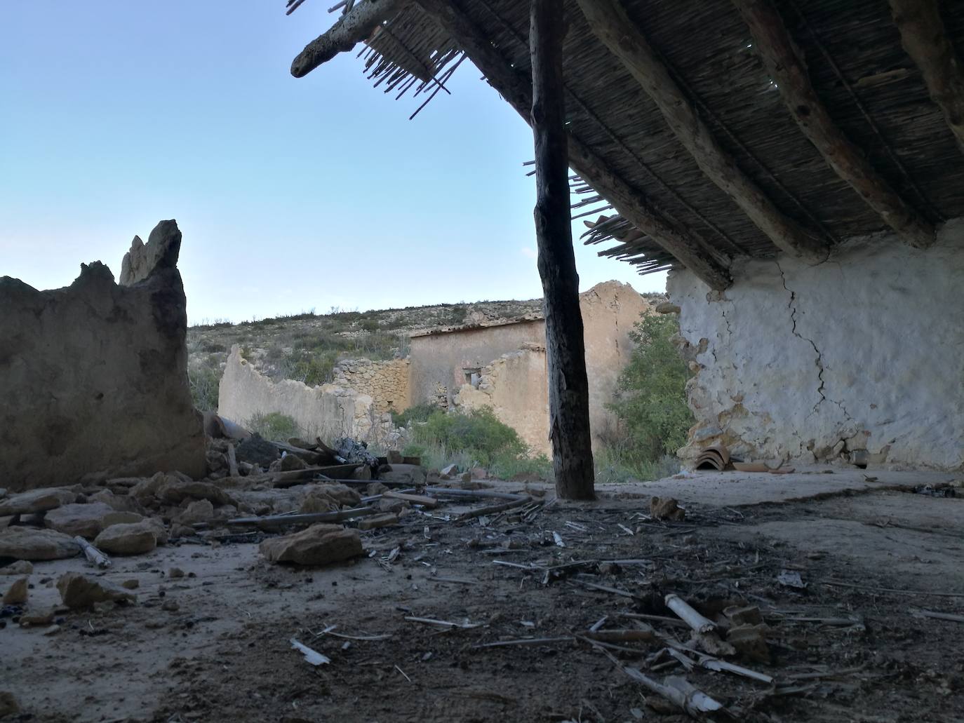 Dos antropólogos forenses examinan cuatro pequeños huesos para determinar si pertenecen a una de las niñas asesinadas en 1992