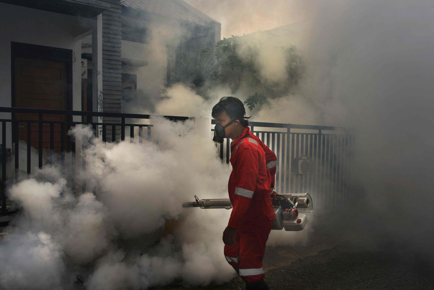 Un trabajador indonesio fumigando mosquitos para minimizar los casos de dengue, ya que la infección por dengue es endémica en Banda Aceh.
