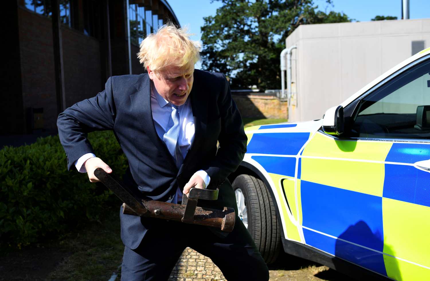 Boris Johnson, candidato al liderazgo del Partido Conservador de Gran Bretaña, bromea con un ariete cuando visita el Centro de Capacitación de la Policía de Thames Valley.