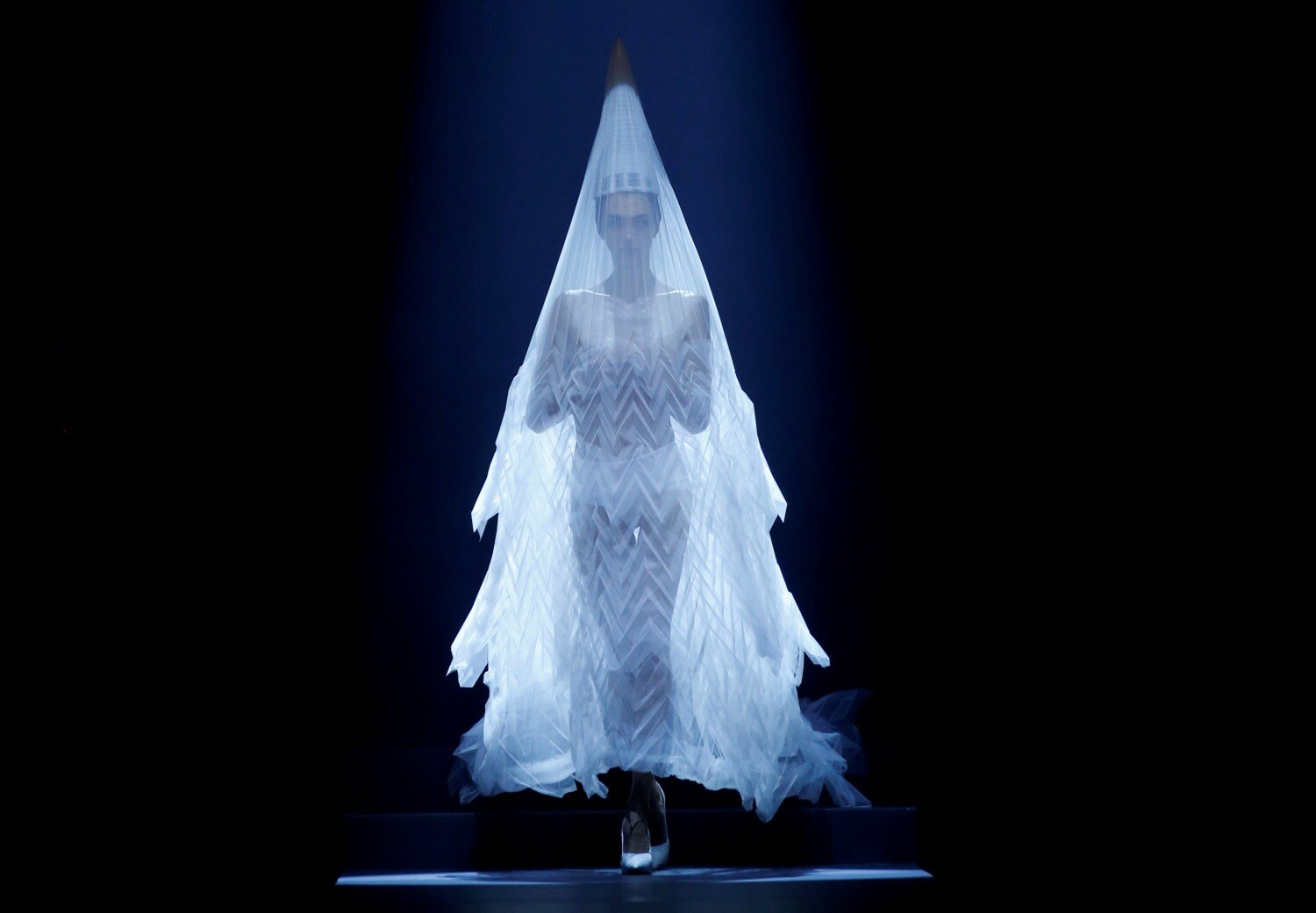 Una modelo presenta un vestido de bodas del diseñador Jean Paul Gaultier como parte de su colección de Alta Costura, en París.