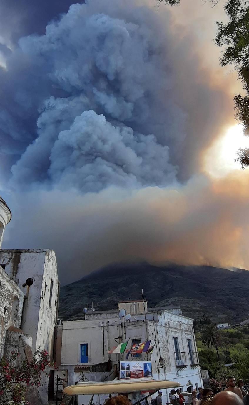 l volcán de la isla de Estrómboli, en el sur de Italia, registró hoy una serie de violentas explosiones con las que expulsó rocas y lava y provocaron la muerte a una persona y dejó a otra herida, confirmaron a Efe fuentes de Protección Civil.