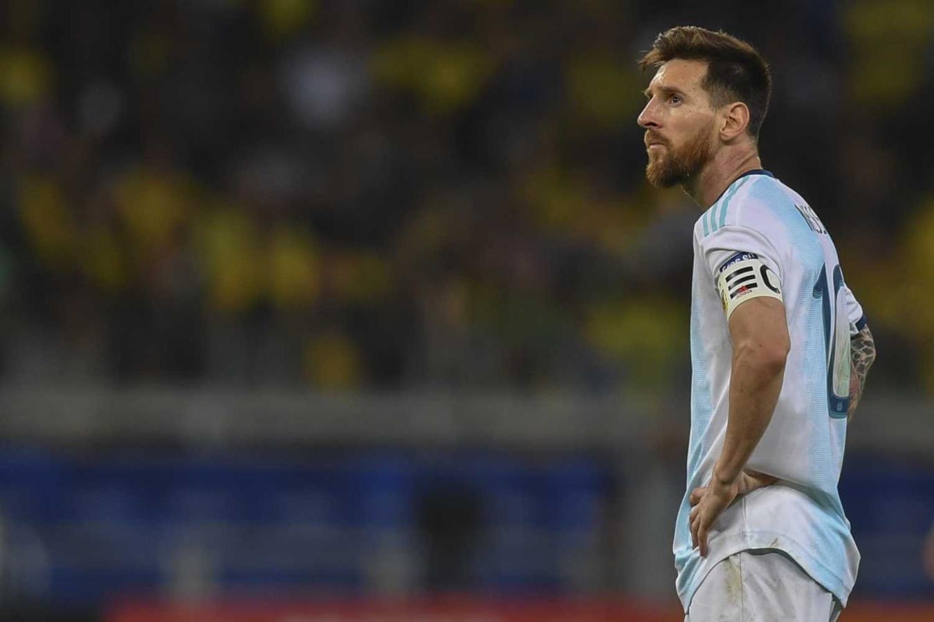 Lionel Messi, de Argentina, abatidos tras perder ante Brasil en las semifinales del torneo de fútbol de la Copa érica