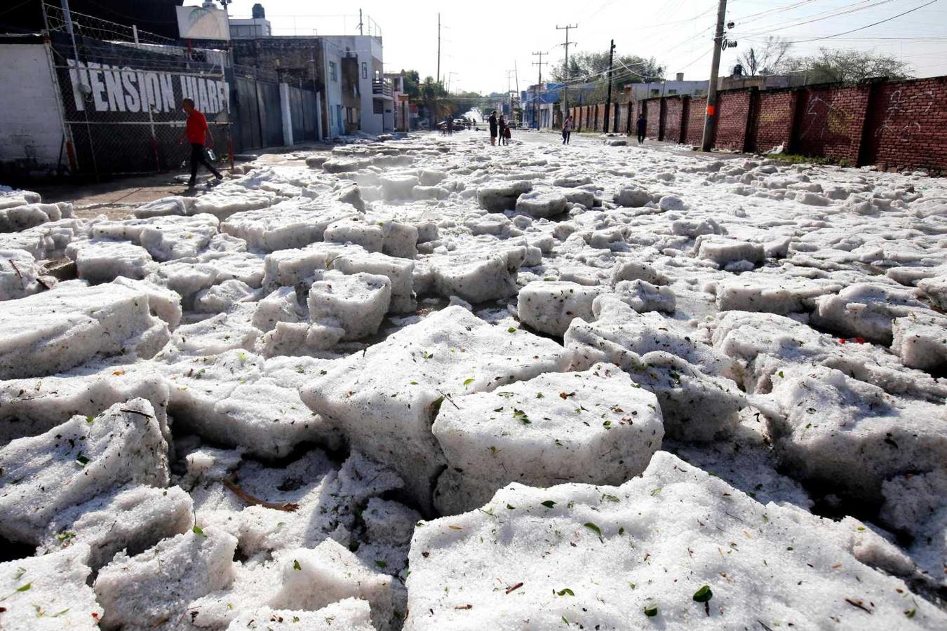 La ciudad mexicana de Guadalajara cubierta por una gruesa capa de granizo