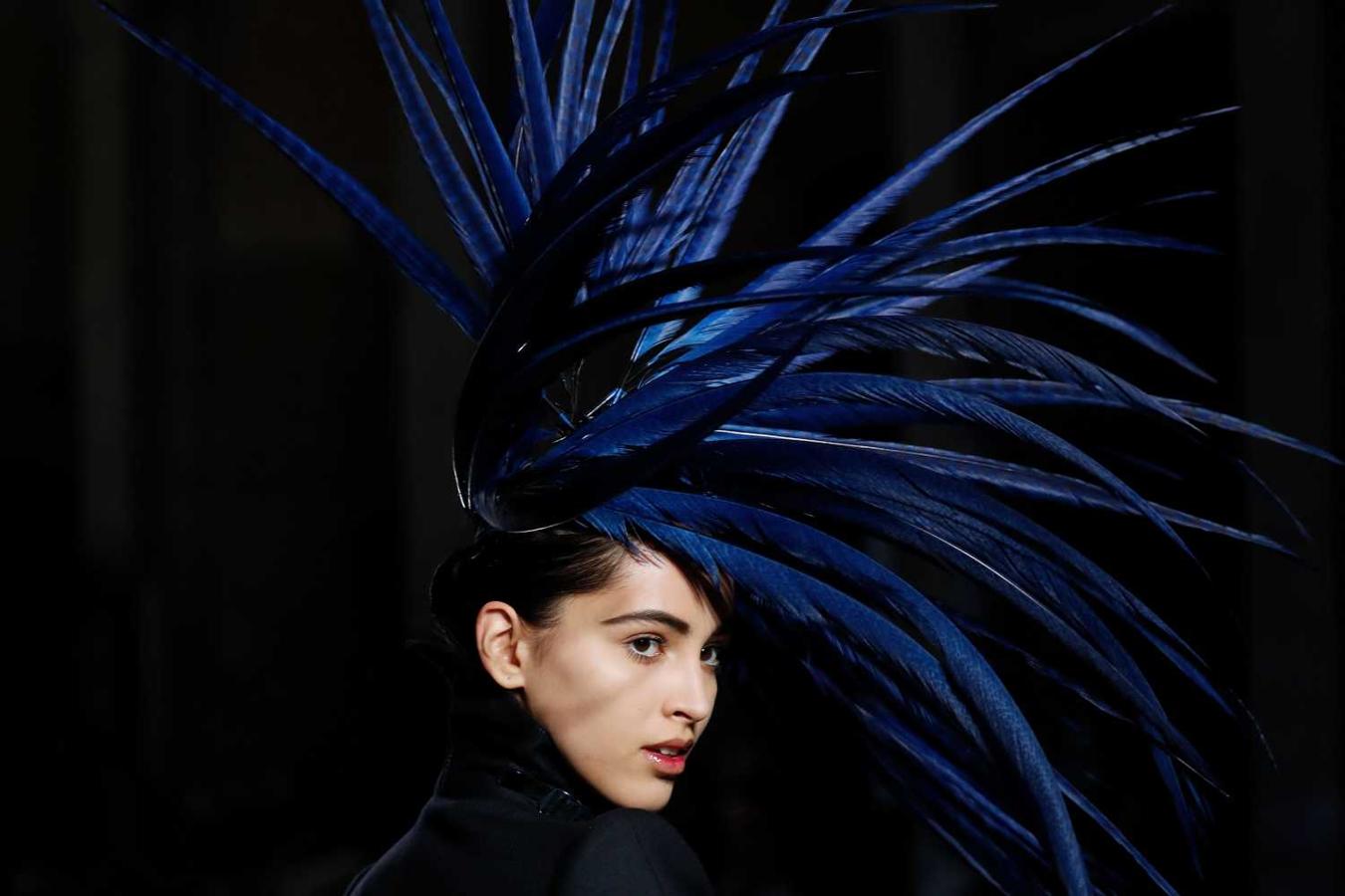 Una modelo presenta una creación de Julien Fournie durante el desfile de modas de la colección Haute Couture Invierno 2019/2020 para mujeres en París