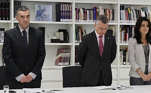 Jonan Fernández, el lehendakari Urkullu y Aintzane Ezenarro durante una reunión del Instituto Gogora. 