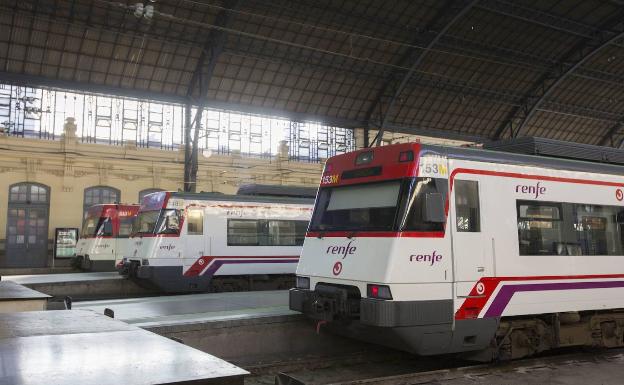 Varios trenes de cercanías estacionados.