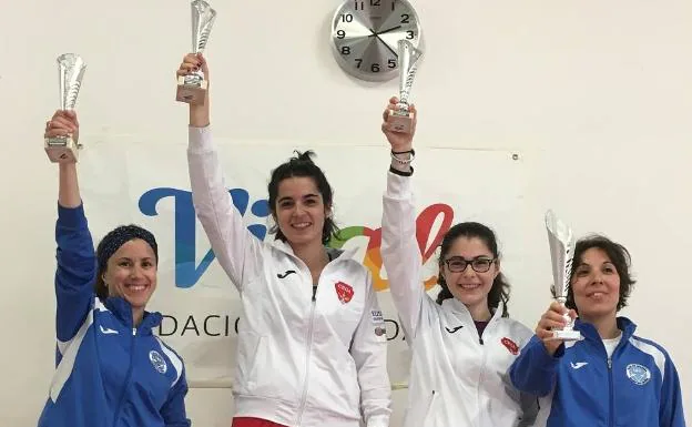 María Ascasso (segunda por la izquierda), alzando el trofeo como mejor de Euskadi