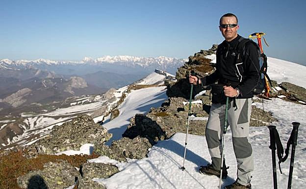 Imagen de Rafael Castaños coronando una cumbre nevada. «La montaña es su gran pasión», coinciden amigos y familiares.
