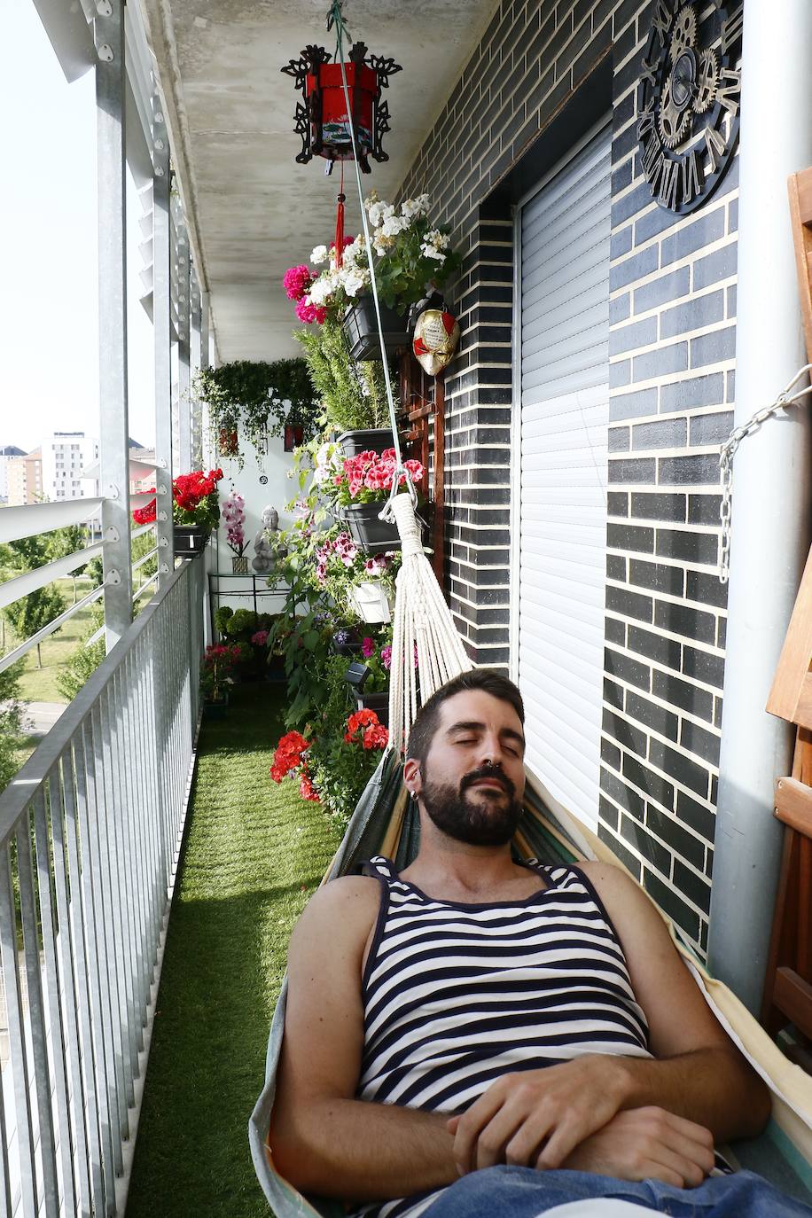 Roberto Gutiérrez descansando en la hamaca de su balcón