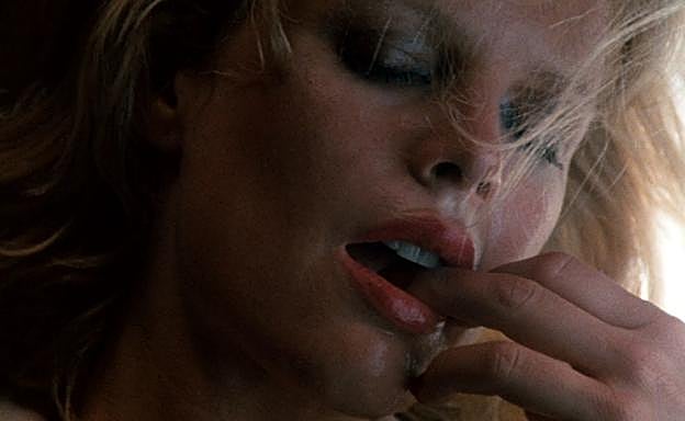 Imagen principal - Imágenes de tres exitosas películas que tuvieron el sexo como reclamo: '9 semanas y media', 'Instinto básico' y 'El último tango en París'.