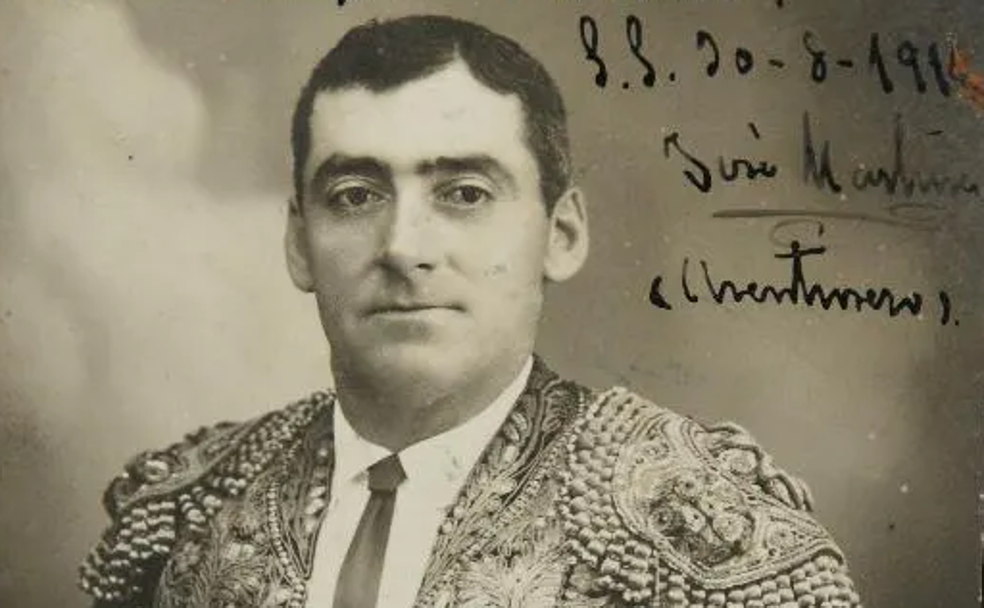 El picador 'Aventurero', en una fotopostal de 1914 dedicada a un aficionado. 