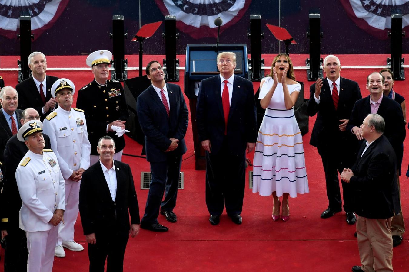 El presidente Donald Trump, la primera dama Melania Trump, el vicepresidente Mike Pence y el secretario nterino de Defensa Mark Esper, observan el paso de los Ángeles de la Marina