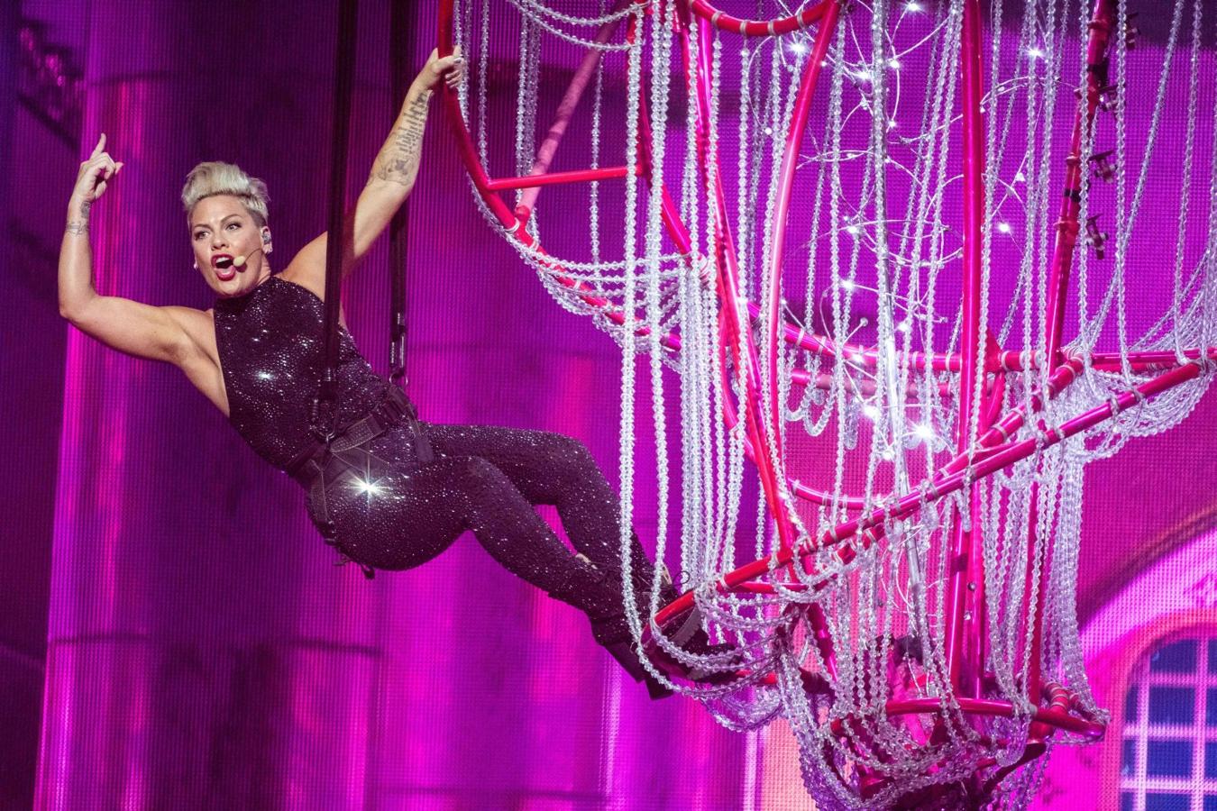 La cantante estadounidense Pink en el escenario del Paris-La Defense Arena durante un concierto como parte de su "Beautiful Trauma World Tour 2019"