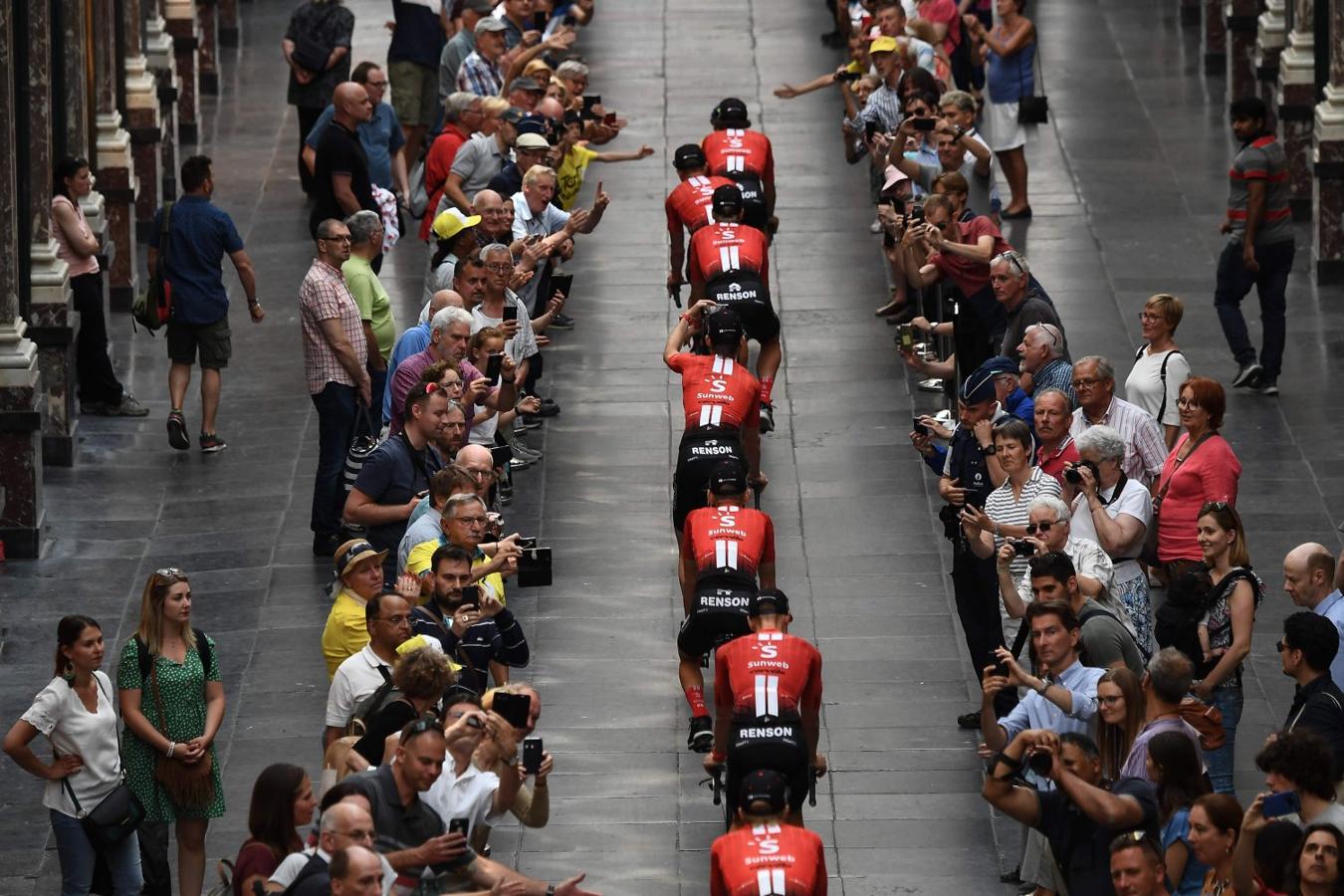 El equipo ciclista Team Sunweb de Alemania recorre las Galerías Reales de Saint-Hubert en su camino hacia la ceremonia de presentación del equipo en Bruselas, dos días antes del inicio de la 106ª edición del Tour de Francia
