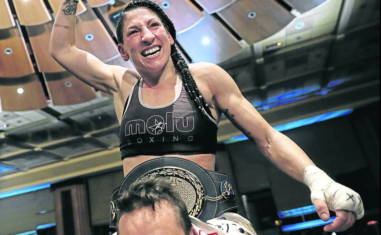 Campeona de Europa. Miriam celebra la victoria tras hacerse con el cinturón de campeona de Europa del peso ligero en Torrelodones el pasado 22 de marzo.