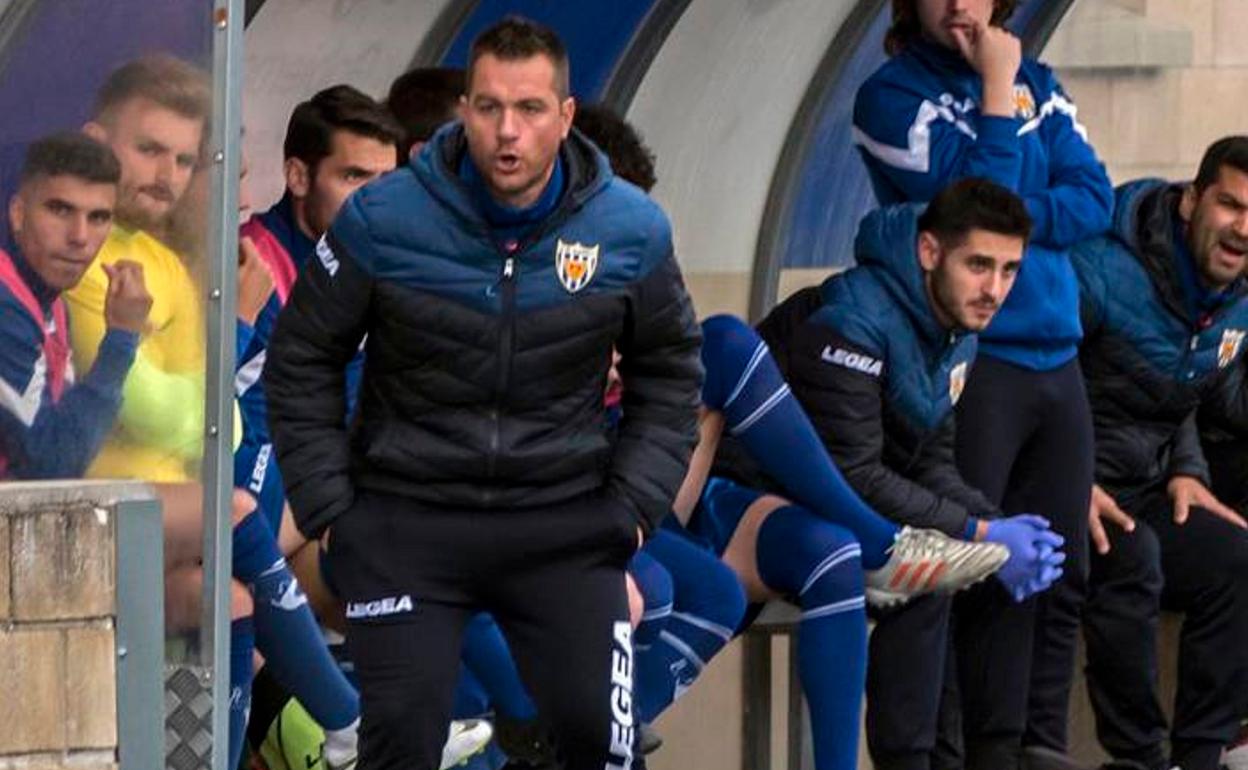 Diego Martínez da instrucciones a sus jugadores durante un partido. 