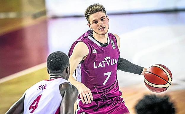 Arturs Kurucs dirige el juego de la selección letona ante Mali, en un duelo correspondiente al Mundial sub'19 que se celebra en Creta.