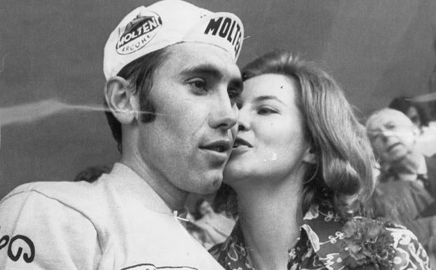 Eddy Merckx,ganador del Tour de Francia 1971, recibe el beso de su esposa,