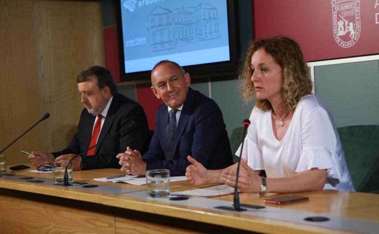 José Antonio Suso y Ramiro González junto a Cristina González.