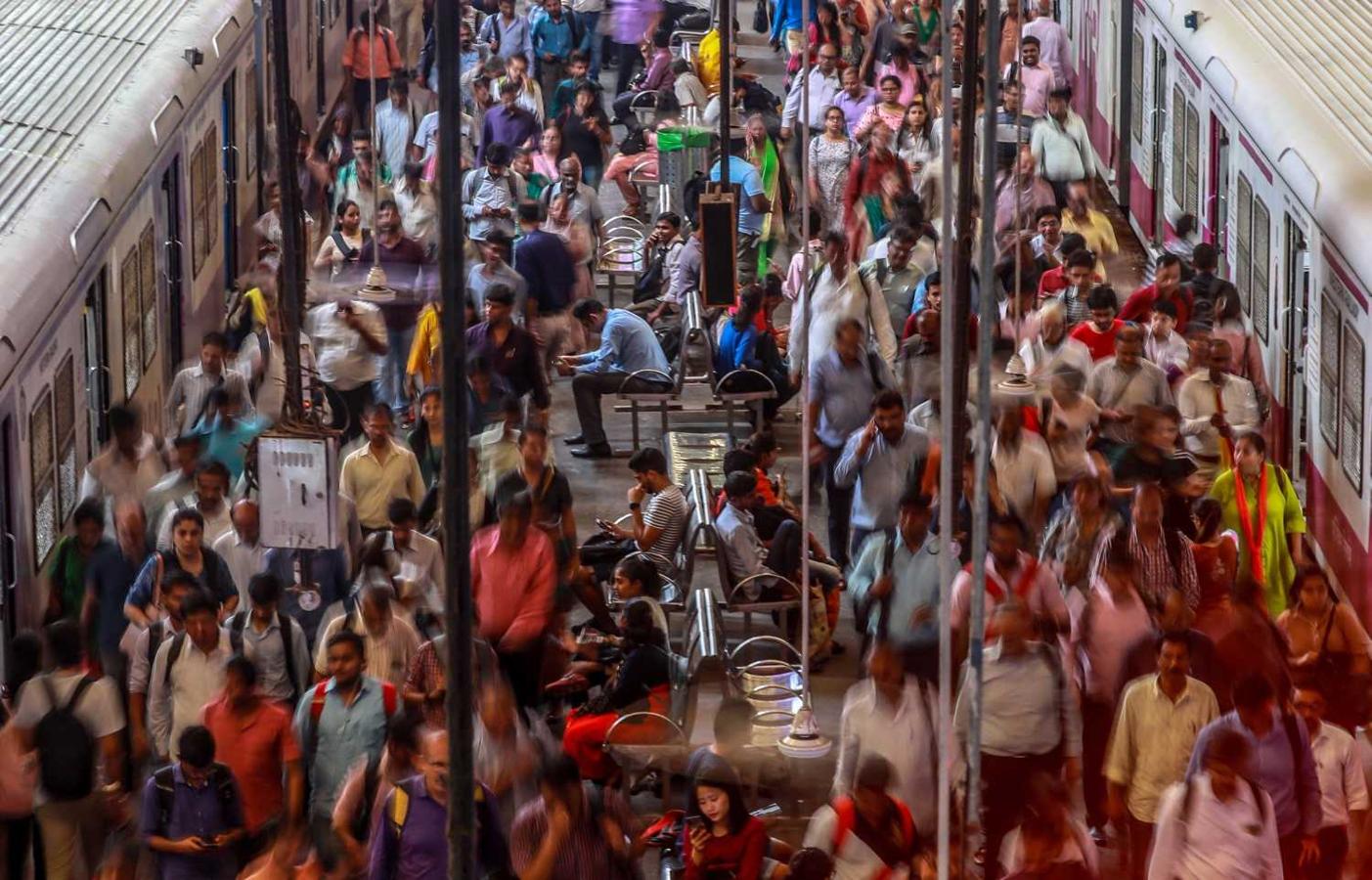 Trabajadores indios llegan a la estación de Churchgate in Bombay (India). La India ha anunciado inversiones en infraestructuras para impulsar la economía