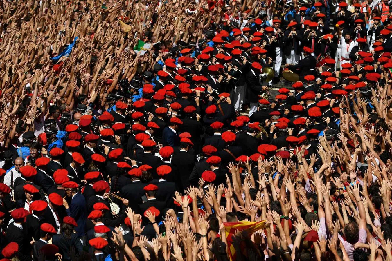 El chupinazo abre los Sanfermines al compás de la banda de la Pamplonesa