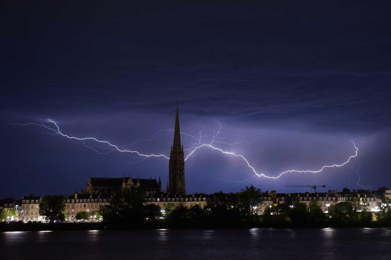 Los relámpagos brillan sobre la basílica de Saint-Michel durante una tormenta en Burdeos, Francia