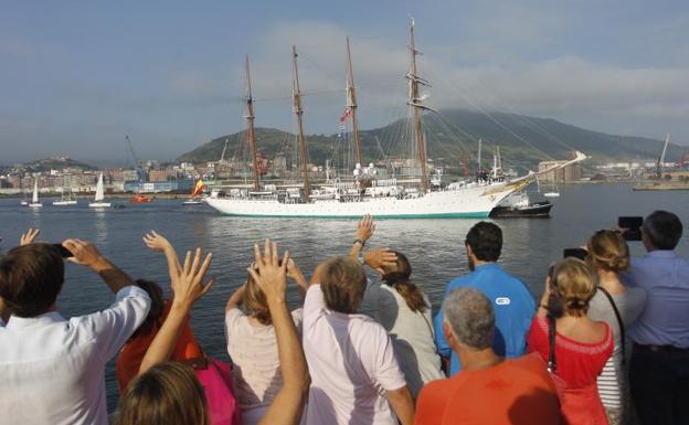 El buque 'Juan Sebastián Elcano', al partir este sábado rumbo a Getaria. 