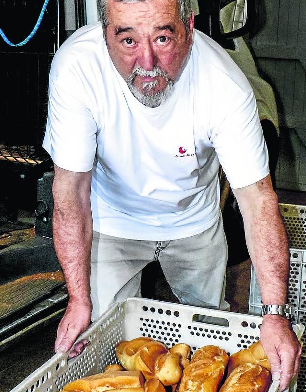 Panadería Belategi, en Bernedo. Juan Carlos Belategi con el pan que reparte por los pueblos de la Montaña.