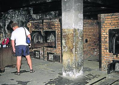 Imagen secundaria 1 - 1. Las vías que conducen al campo de concentración. | 2. Las alambradas, un punto de interés fotográfico. 3. Los turistas pueden visitar los restos de los hornos crematorios.