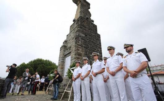 Un momento de la ofrenda floral. 