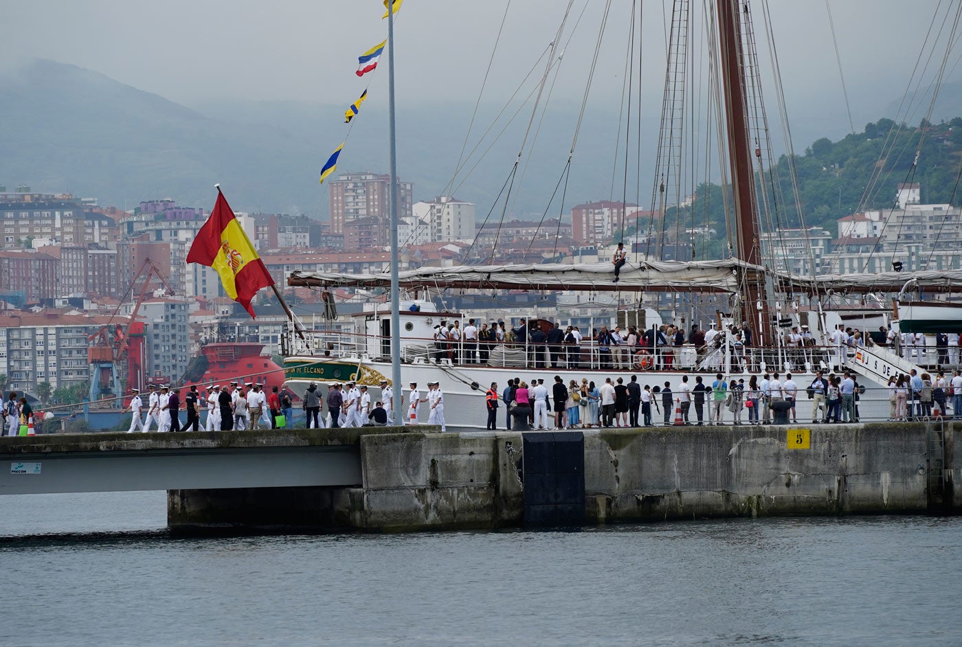 Fotos: El &#039;Juan Sebastián Elcano&#039; desafía a la tempestad en Getxo