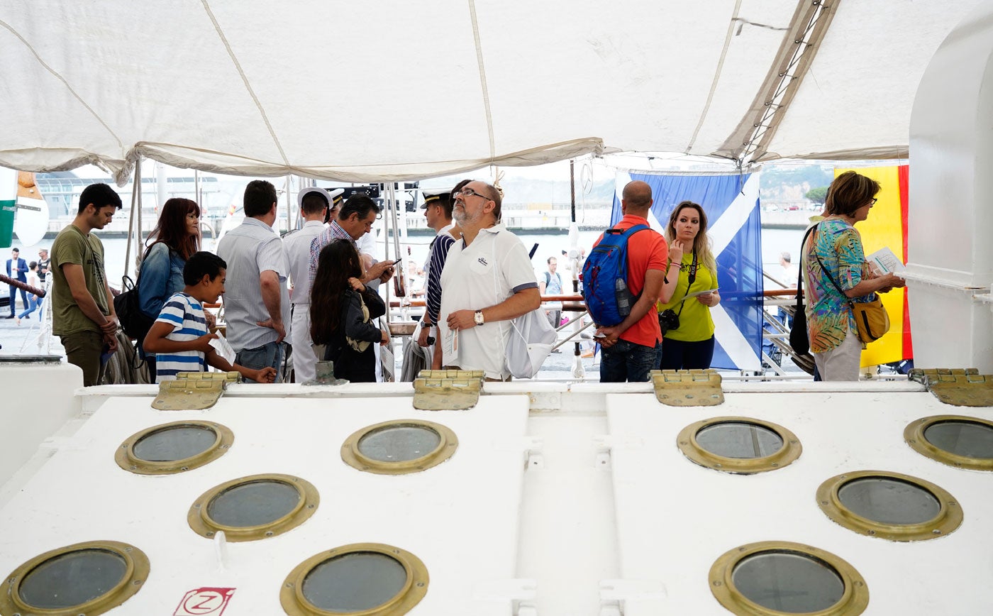 Fotos: El &#039;Juan Sebastián Elcano&#039; desafía a la tempestad en Getxo