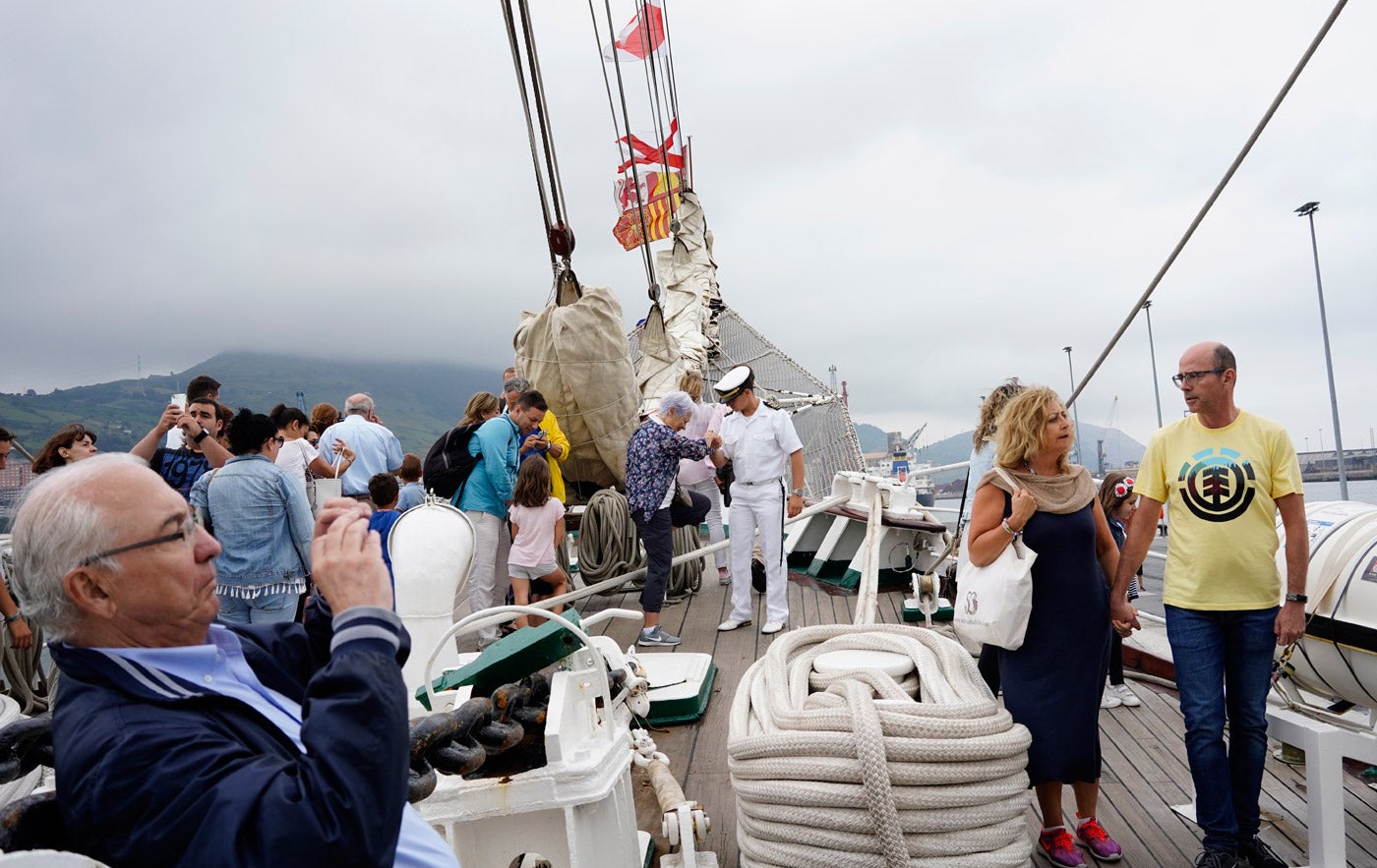 Fotos: El &#039;Juan Sebastián Elcano&#039; desafía a la tempestad en Getxo