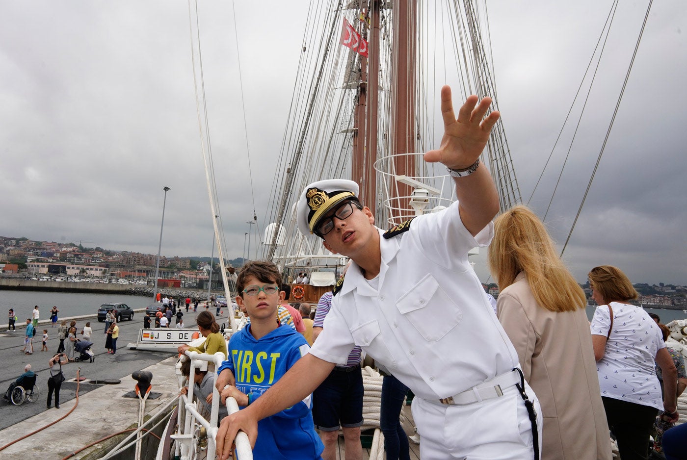 Fotos: El &#039;Juan Sebastián Elcano&#039; desafía a la tempestad en Getxo