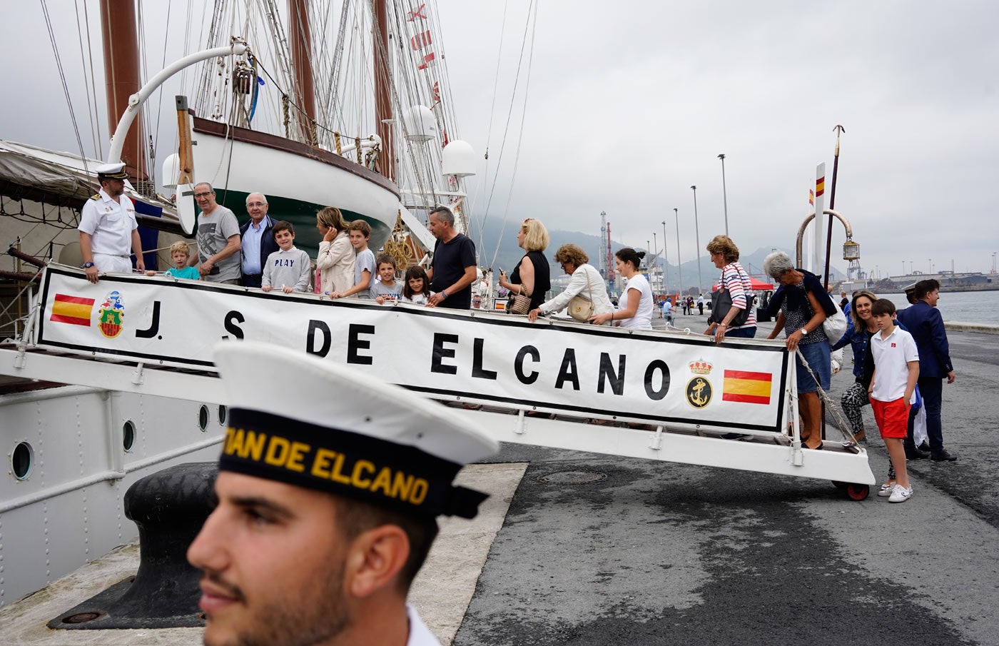 Fotos: El &#039;Juan Sebastián Elcano&#039; desafía a la tempestad en Getxo