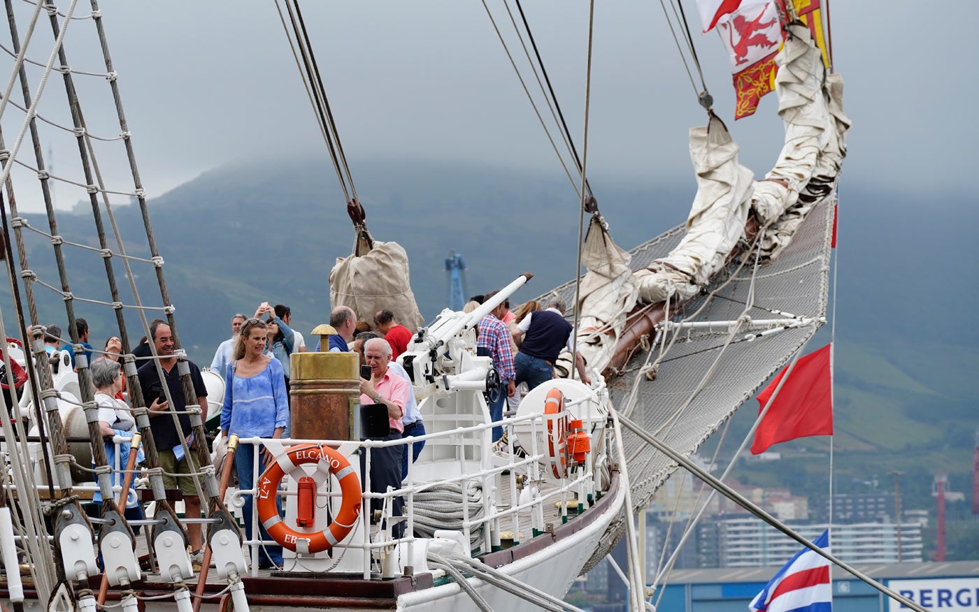 Fotos: El &#039;Juan Sebastián Elcano&#039; desafía a la tempestad en Getxo