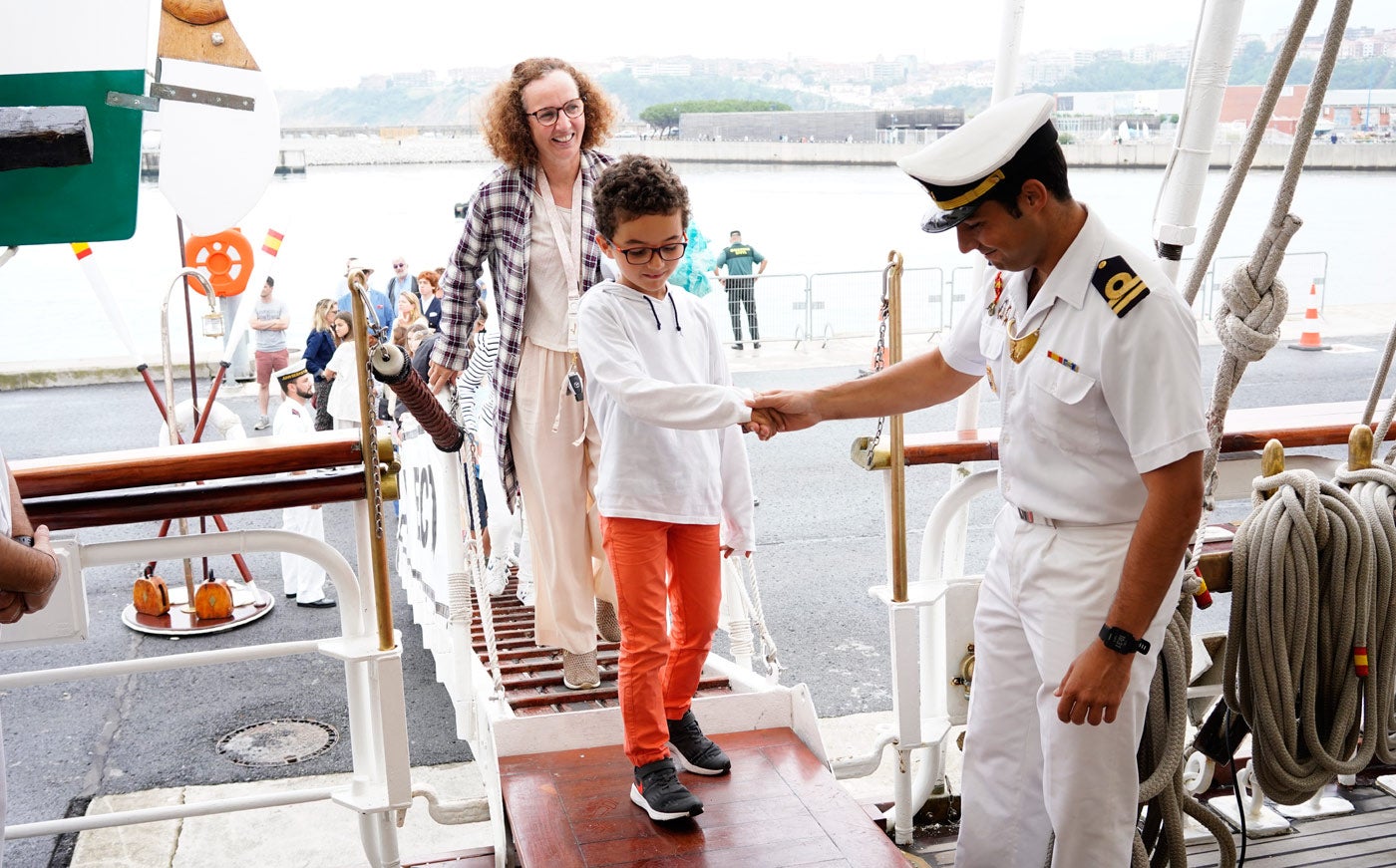Fotos: El &#039;Juan Sebastián Elcano&#039; desafía a la tempestad en Getxo