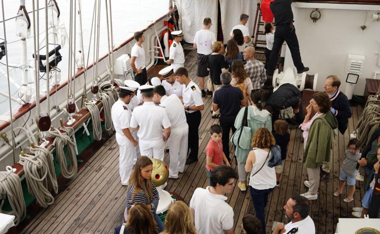 Decenas de personas abarrotan el 'Juan Sebastián Elcano'. 