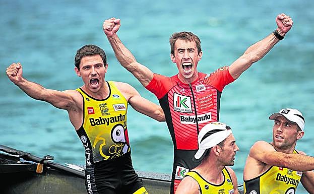 El proel de Orio, Aritz Lizarralde, y su patrón, Gorka Aranberri, exultantes tras luchar hasta el final para ondear la Bandera Cidade da Coruña.