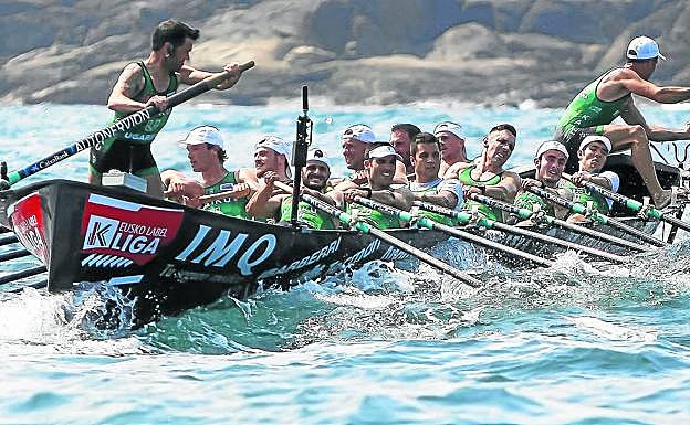 Kaiku, que ganó con claridad la tanda inaugural, realiza una ciaboga.